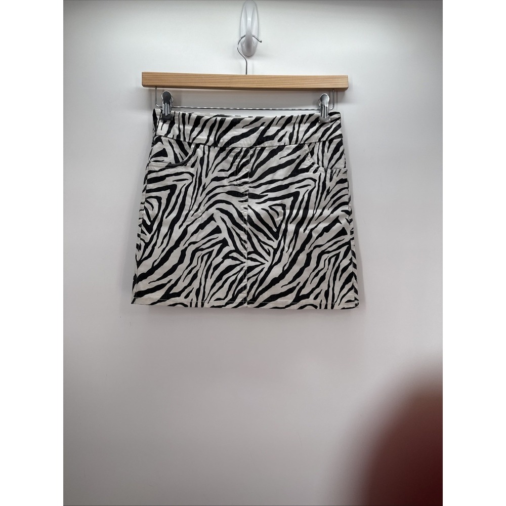 Attyre Womans 4 Y2K Pull On Mini Skort/Skirt Zebra Animal Print  BlackWhite Sexy